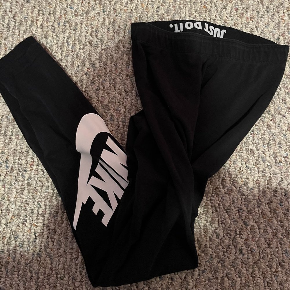 Black Nike leggings